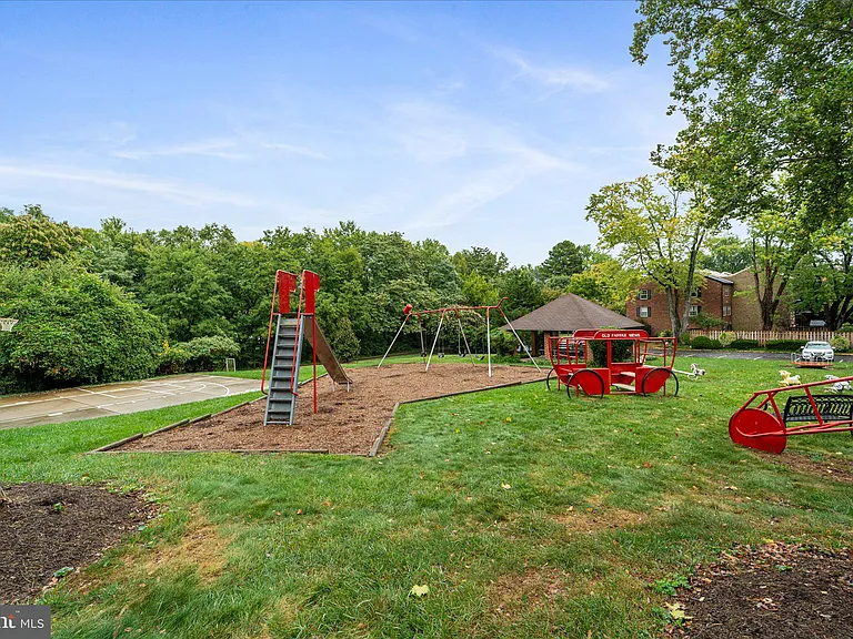 3885 Chain Bridge Rd — Photo 46