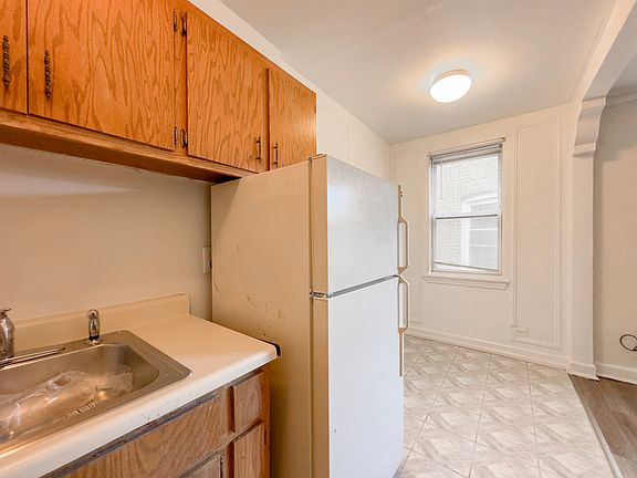 3rd image of 4060 N Kenmore Ave Unit 801