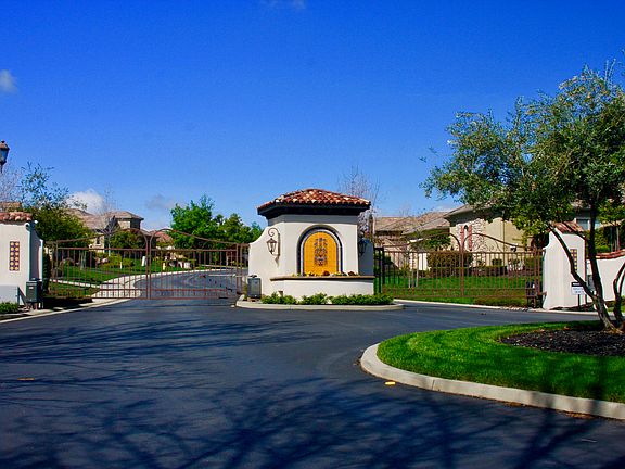 3rd image of 200 Valle Ct