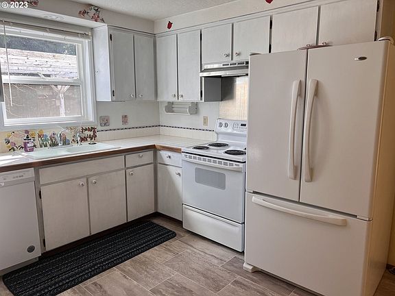 2nd image of 3984 Robin Ave