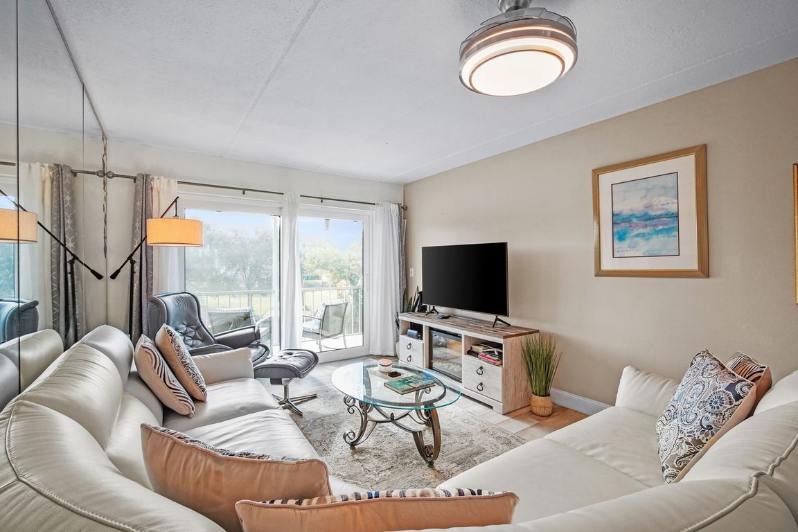 14-web-or-mls-EAUGALLIE_LIVING15