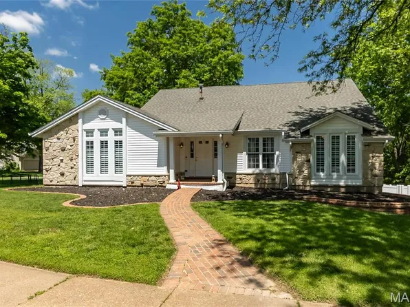 293 Oakleigh Woods Dr, Ballwin, MO 63011