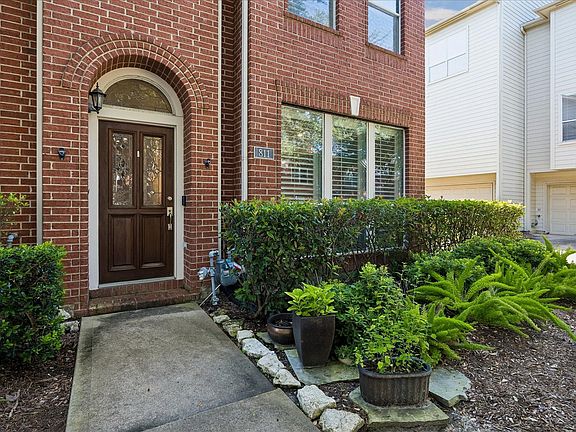 2nd image of 811 W Heights Hollow Ln