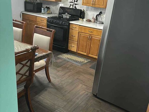 4th image of 151 Easton Ave