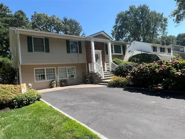 22 Lenore Place, Hauppauge, NY 11788