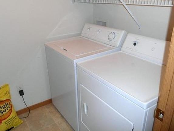 2nd image of 880 Lyn Way #2XX