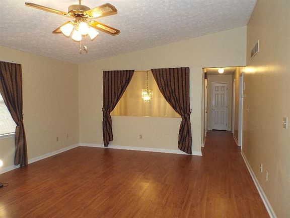 2nd image of 1003 Silver Creek Dr