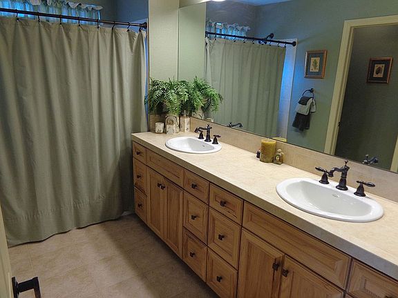 Full bath,separate toilet rm