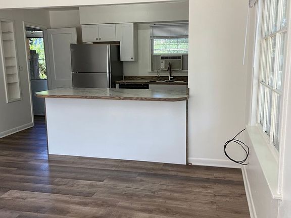 3rd image of 608 S Havana St