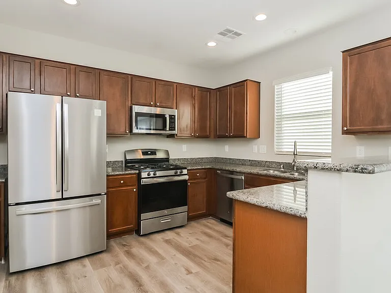 10215 Cougar Crossing St — Photo 10