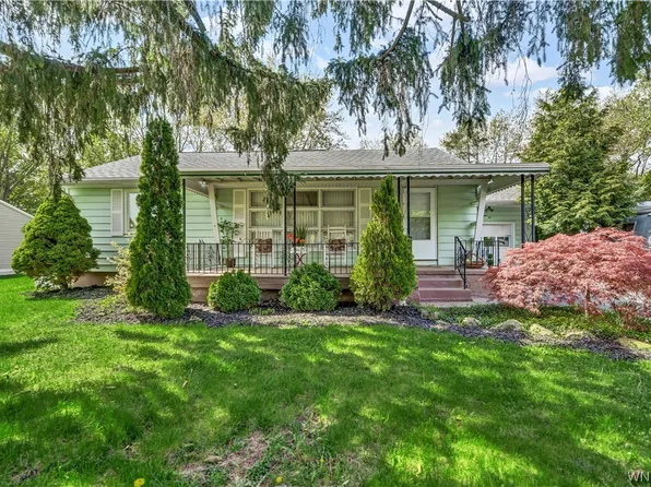 892 The Circle Dr, Lewiston, NY 14092