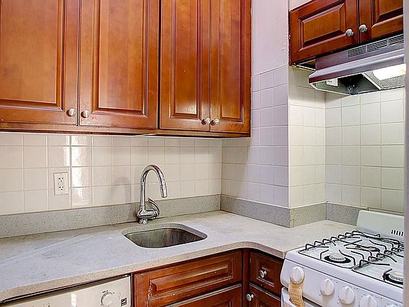 5th image of 239 W 72nd St APT 5F