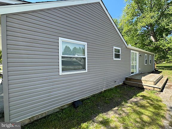 3rd image of 2389 White Oak Rd