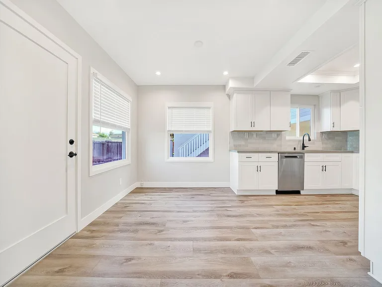 2476 Elden Ave — Photo 4