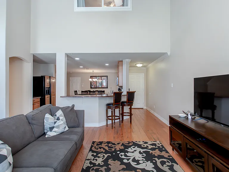 1173 Landon Ln — Photo 6