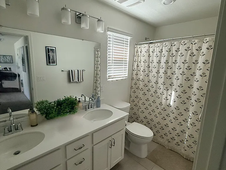 2nd Full bathroom (located upstairs)