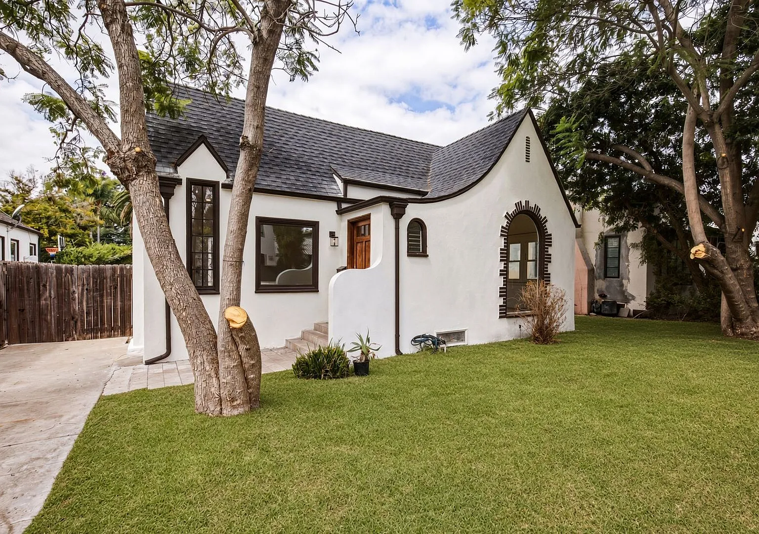Updated 2 Bed/2bath Single Family Home In West Hollywood - Huge Private Backyard — Photo 2