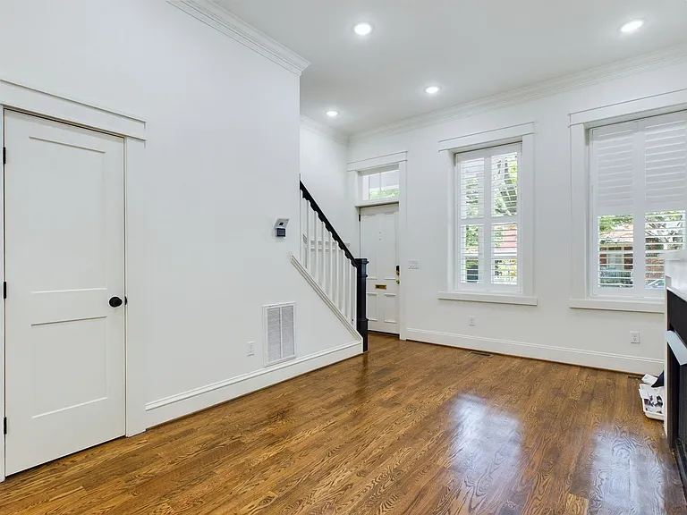 2515 E Franklin St — Photo 6