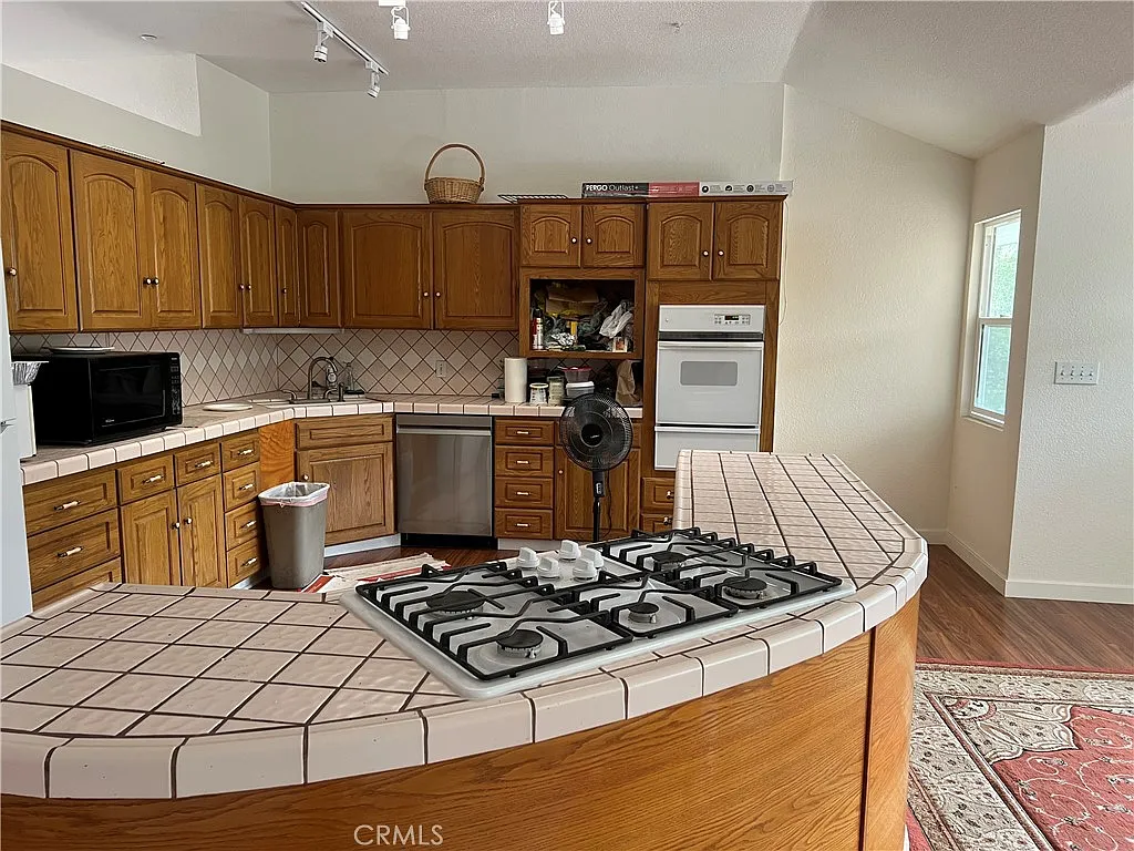 4 bed, 2.5 bath, 2500 sqft, $4,800 — Photo 2