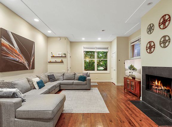2nd image of 1548 N Hoyne Ave #1A
