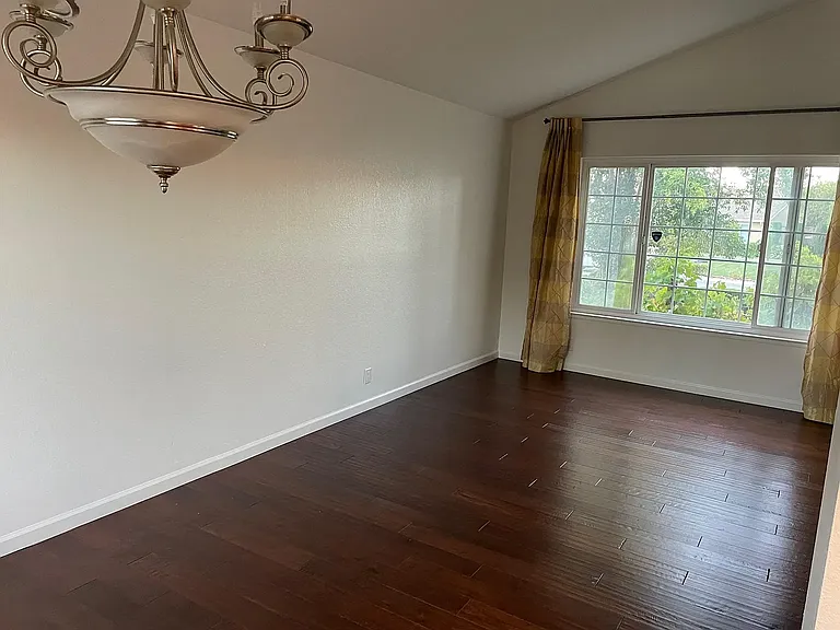 310 Laguna Dr — Photo 8