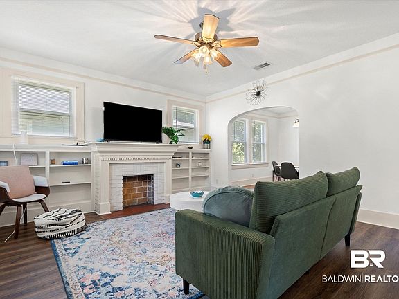 2nd image of 122 Bush Ave