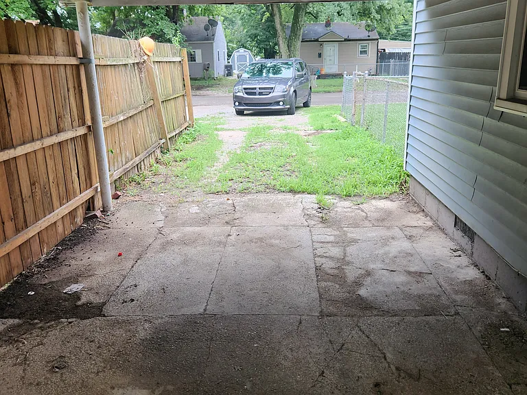 712 Ridgeway Ave — Photo 2