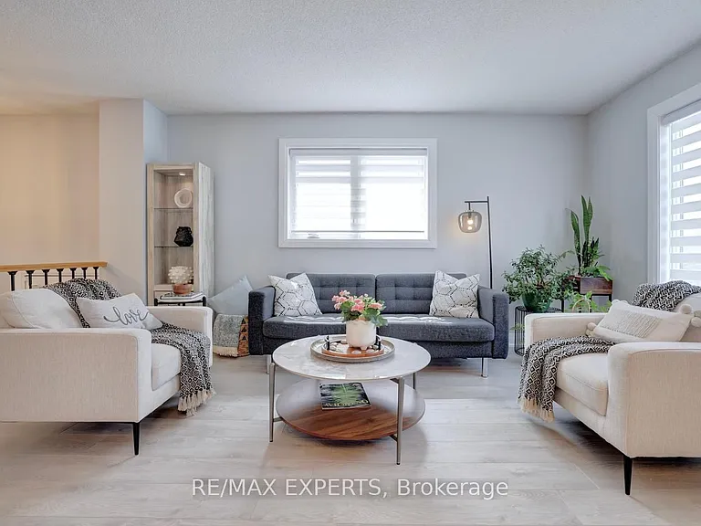 72 Donald Cres — Photo 2