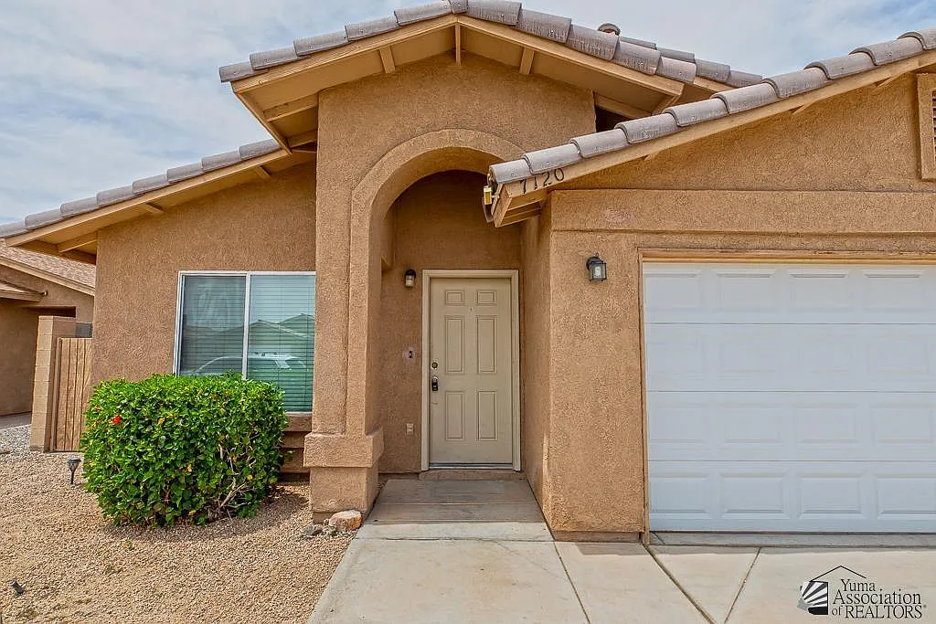 4 bed, 2.0 bath, 1714 sqft, $1,900 — Photo 2