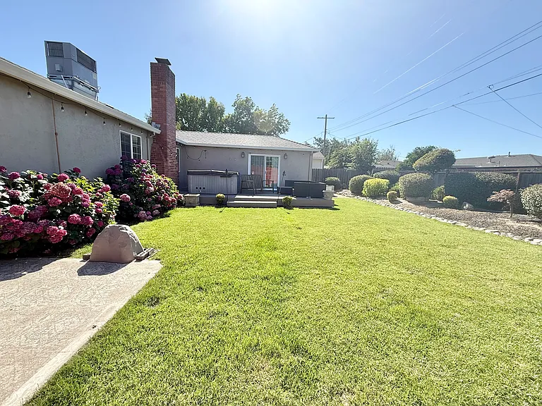 921 York St — Photo 32