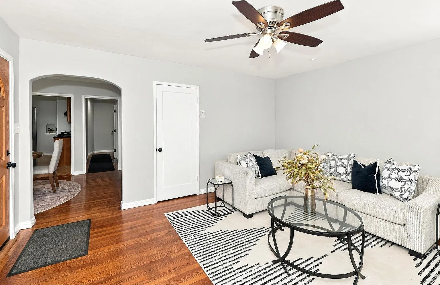 Beautiful 2 Bedroom Upstairs Unit In Desirable Richmond Annex! — Photo 4