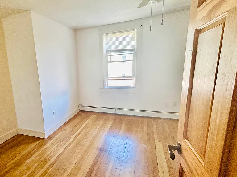 E St — Photo 6