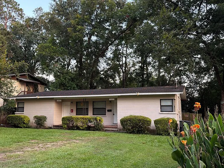 1327 Charlotte St — Photo 10