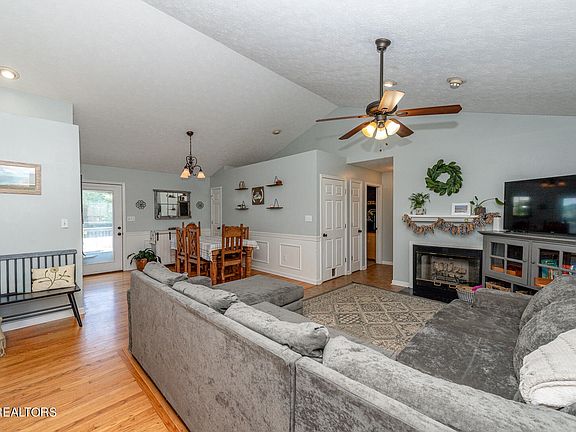 4th image of 421 Woodgate Dr