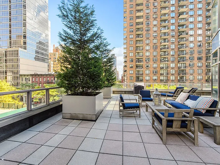 250 E 54th St #18F — Photo 10