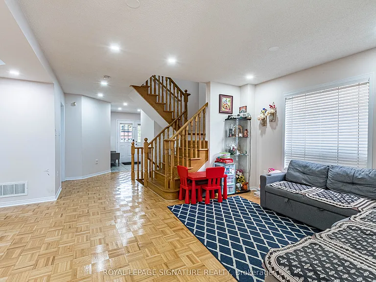 35 Whitehouse Cres — Photo 13