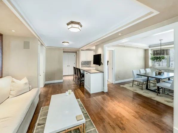 233 East 69th Street image 2 of 12