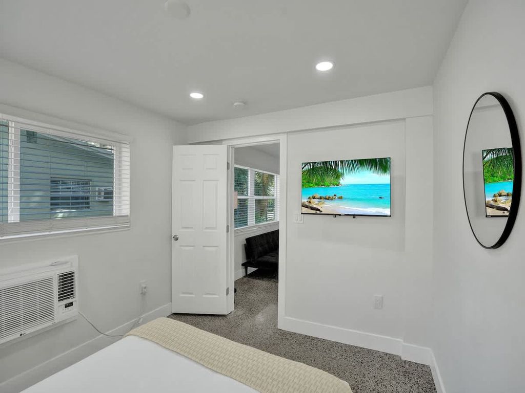 906 N Riverside Dr, photo 8
