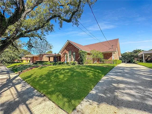 4 bed, 2.5 bath, 4744 sqft, $4,000 — Photo 4