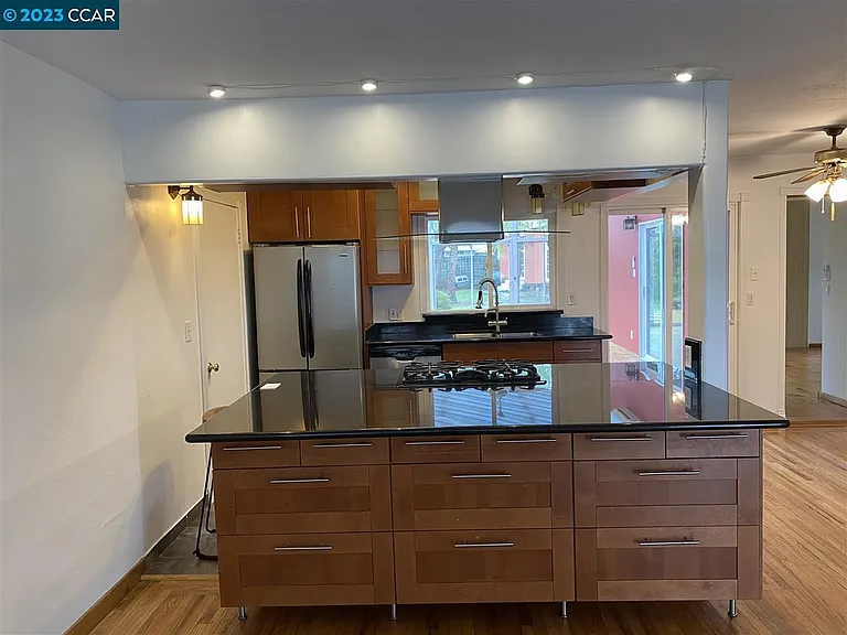 1414 San Carlos Ave — Photo 1