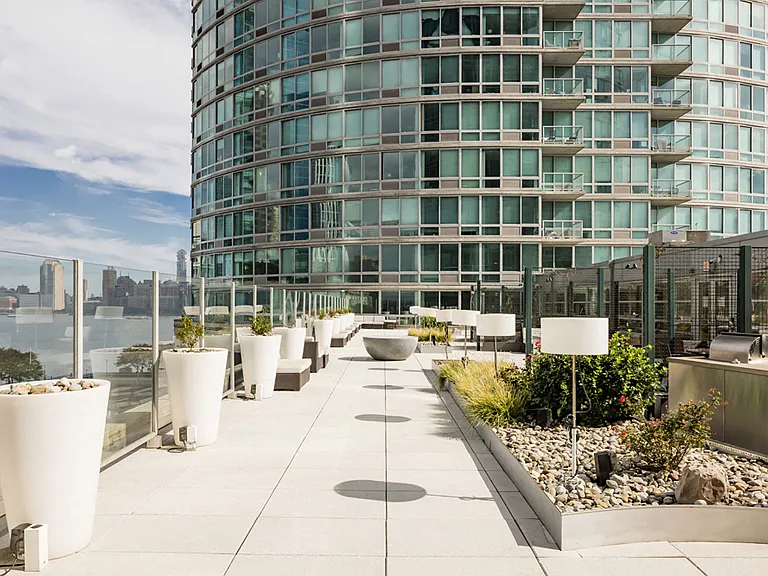 Liberty Towers — Photo 23