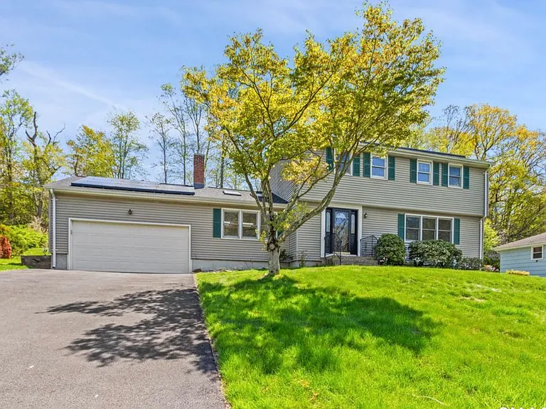 120 Braeside Dr — Photo 1