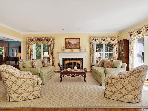 4th image of 136 Cove Neck Road