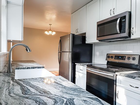 5th image of 712 Dutch Valley Dr
