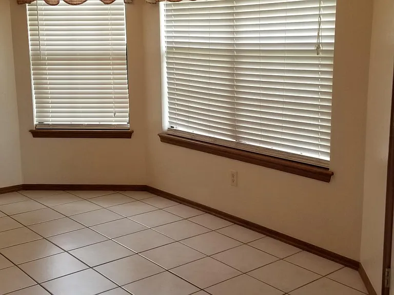 8415 Valley Creek Dr — Photo 4