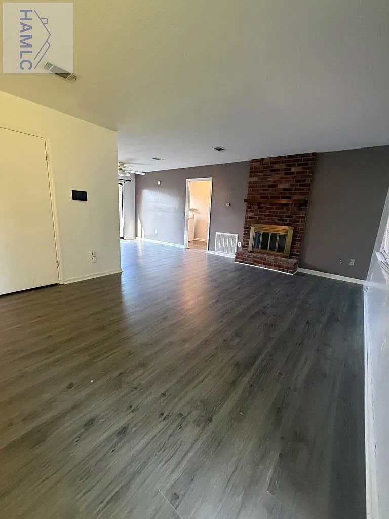 3 bed, 1.5 bath, 1242 sqft, $1,600 — Photo 2