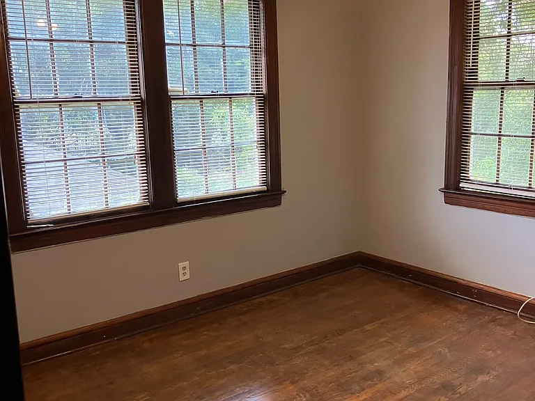 2574 Myra St — Photo 3