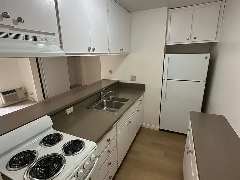 Aztec Apartments — Photo 5