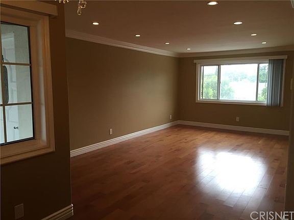 5th image of 22901 Vanowen St APT 4
