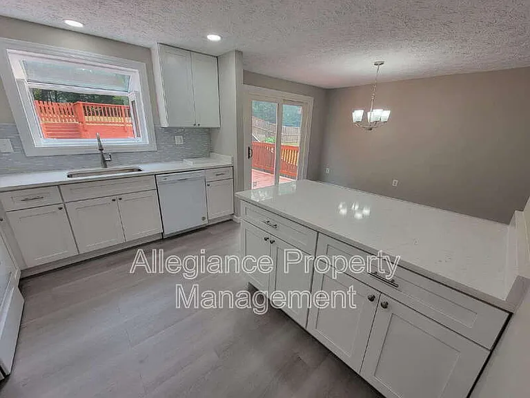 7598 Springfield Hills Dr — Photo 8